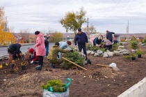 Жители Привольска благоустраивают свой микрорайон: там появилась новая клумба