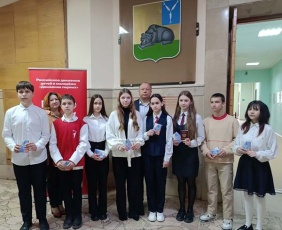 Глава Вольского муниципального района Андрей Татаринов с большим удовольствием вручил паспорта восьми юным вольчанам