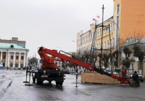 Городская площадь Вольска наряжается к Новому году