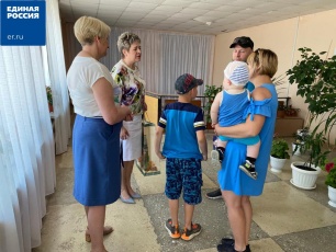 Активисты «Единой России» поздравили многодетную семью добровольца с Международным днем защиты детей 