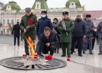 К памятнику Героям в памятный день вольчане несли цветы