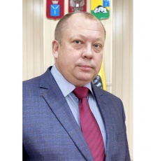 Вольских учителей поздравляет глава района Андрей Татаринов