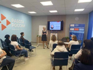 "Путь к взаимопониманию": Кадровый центр провел встречу Женского клуба, приуроченную ко Дню матери, с участием практикующего психолога