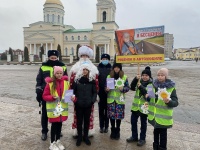 Дед Мороз и Снегурочка озаботились дорожной безопасностью в Вольске