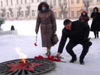 К Вечному огню в День неизвестного солдата вольчане несли цветы