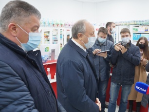 Валерий Радаев поблагодарил вольских медиков за самоотдачу и высокий профессионализм Валерий Радаев поблагодарил вольских медиков за самоотдачу и высокий профессионализм