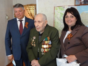 Глава района пригласил фронтовика посмотреть военный парад в Вольске Глава района пригласил фронтовика посмотреть военный парад в Вольске
