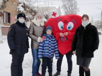 В Международный день объятий молодежь и Госавтоинспекция провели в Вольске необычную акцию