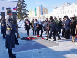В Вольске мороз и ветер не помешали почтить память защитников Отечества В Вольске мороз и ветер не помешали почтить память защитников Отечества