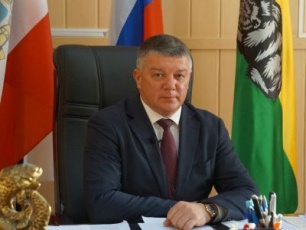 Глава района В. Матвеев поздравляет работников вольского здравоохранения