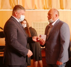 Виталий Матвеев вручил вольчанам — ликвидаторам Чернобыльской аварии памятные медали Виталий Матвеев вручил вольчанам — ликвидаторам Чернобыльской аварии памятные медали