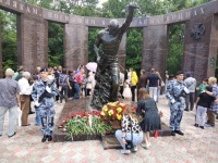 В Саратове в Парке Победы состоялась церемония занесения имен погибших в ходе специальной военной операции на мемориал «Землякам, погибшим в локальных войнах»