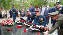 В День Победы вольчане почтили память погибших на воинском мемориале на городском кладбище